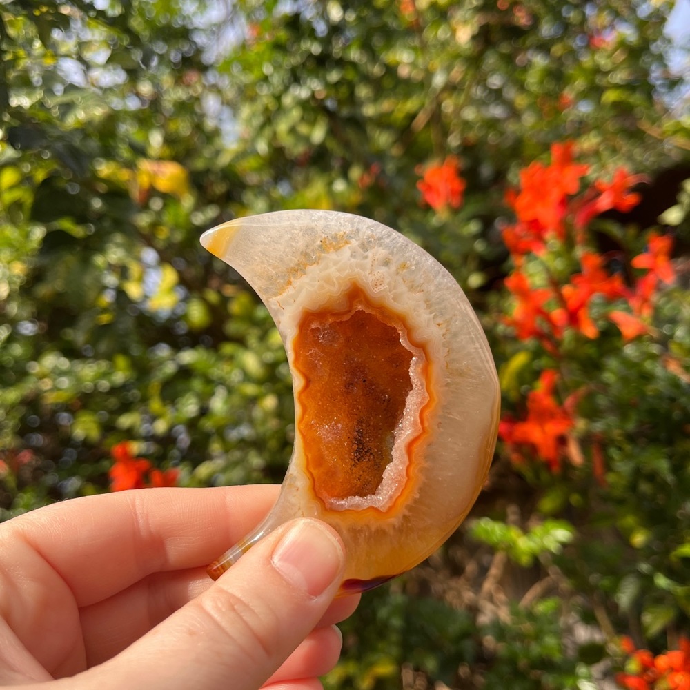 Carnelian Moon Art Home Decoration Quartz Crystal Natural Stone Rock